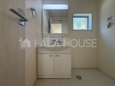 Qns}꒬ ̐VzˌĂ̐ʑEʏ