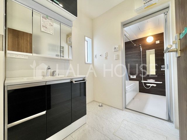 QnsV ̐VzˌĂ̐ʑEʏ