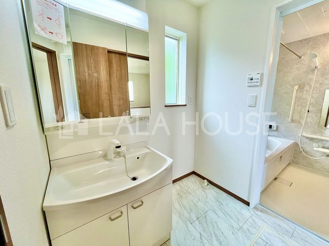 Qns]ؒ ̐VzˌĂ̐ʑEʏ