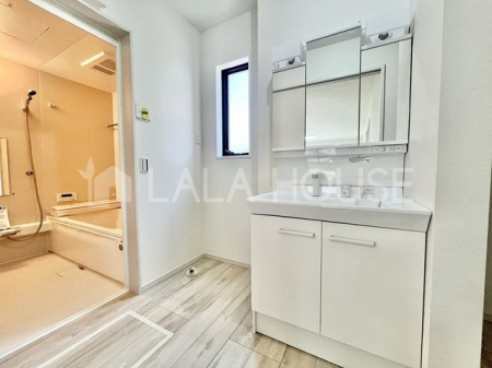 QnsVՒ ̐VzˌĂ̐ʑEʏ