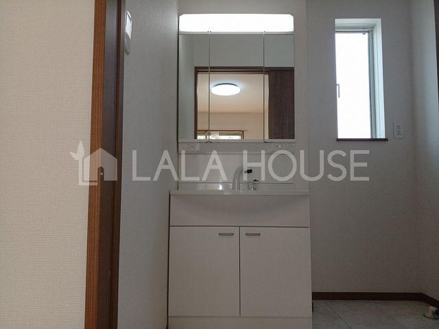 QnOs\1ڂ̐VzˌĂ̐ʑEʏ