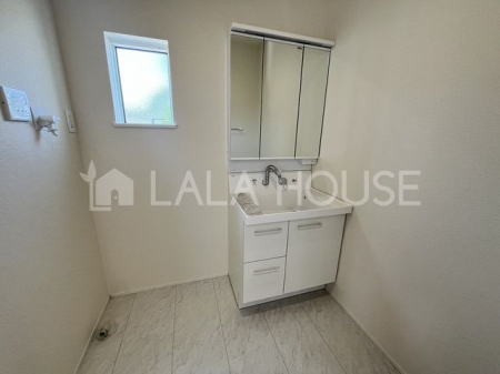 Qns]ؒ ̐VzˌĂ̐ʑEʏ