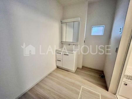 QnsL ̐VzˌĂ̐ʑEʏ