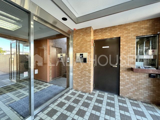 �Q�n������s���֒�235-5�̒��Ã}���V�����̃G���g�����X